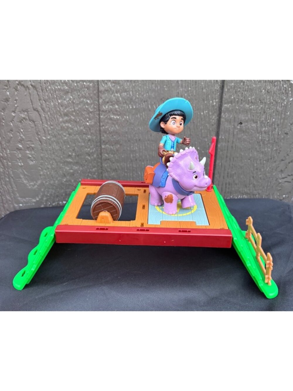 Jazwares Dino Ranch Obstacle Course Playset Miquel Figure Tango Purple Dino Toy